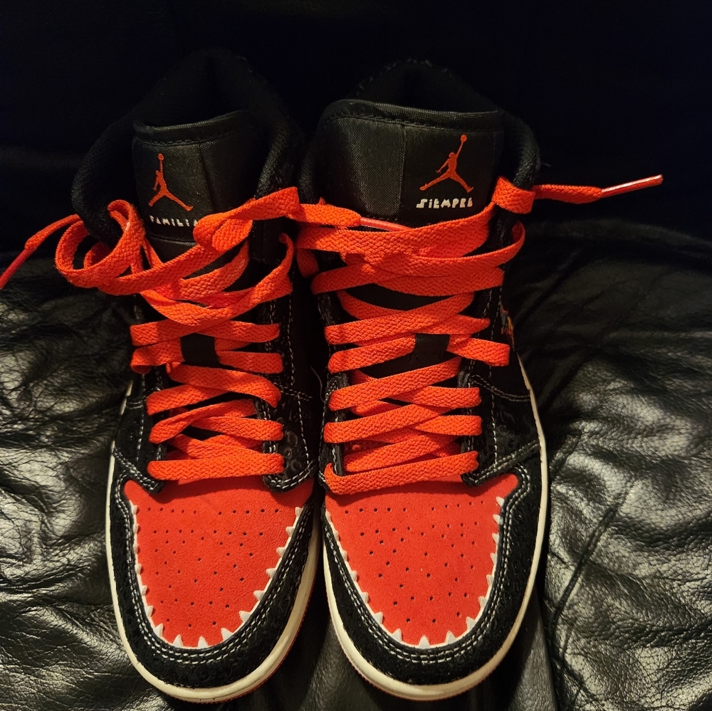 Men's Jordan 1 mid Siempre Familia. Size 7